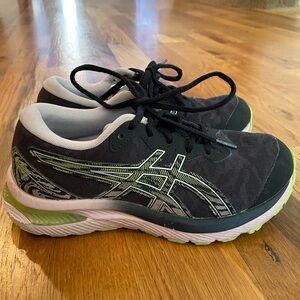 Asics Gel Cumulus 23 size 4 (big girl)